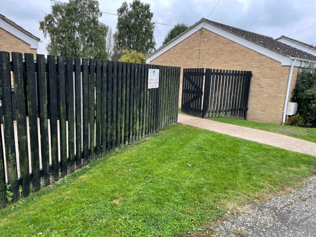 grass cutting and mowing service outside buildings